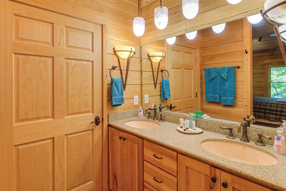 Near Boone-custom Built Cabin: 3 BR 3 BA W/hot Tub