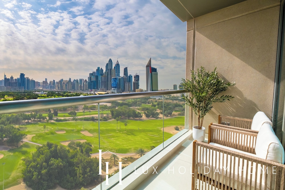 LUX The Modern Golf Skyline Suite