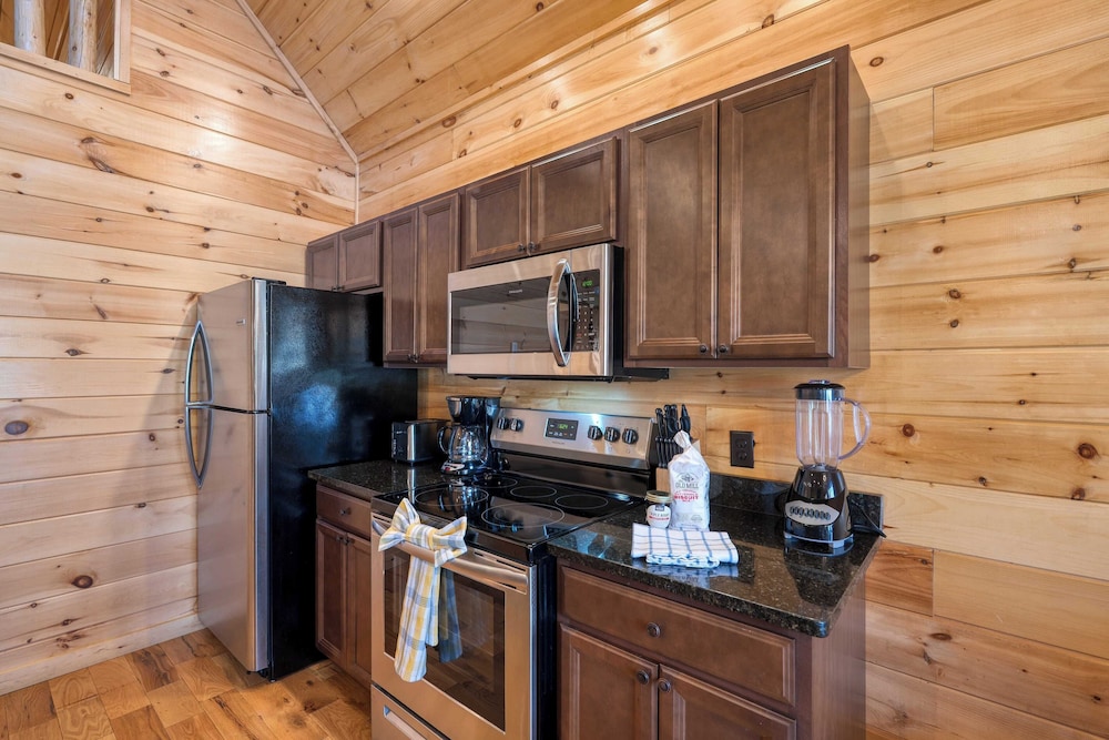 Hot Tub + Foosball Access to Pool, Tennis, Gym Chill'n in the Smokies