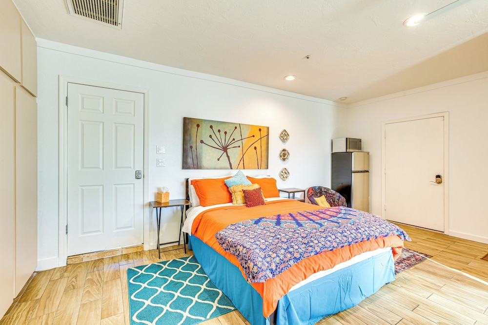 Shop, Golf & Hike: Modern Scottsdale Studio!