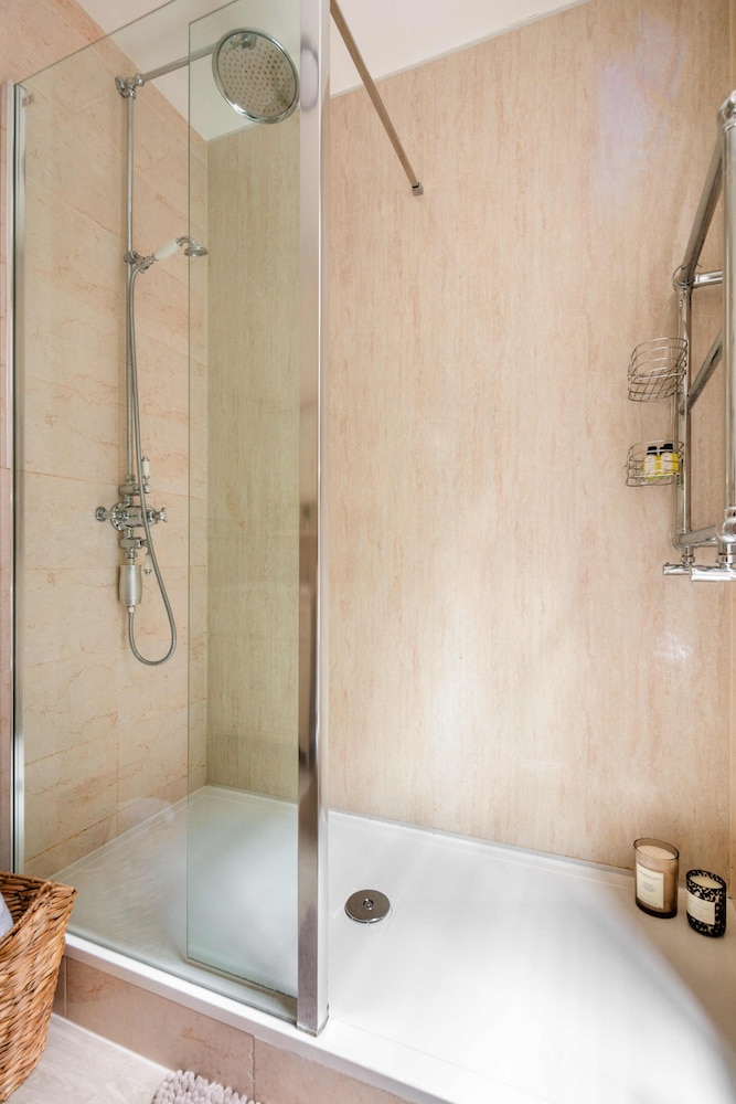 Stylish 3BR 2BA in Mayfair by Hyde Park
