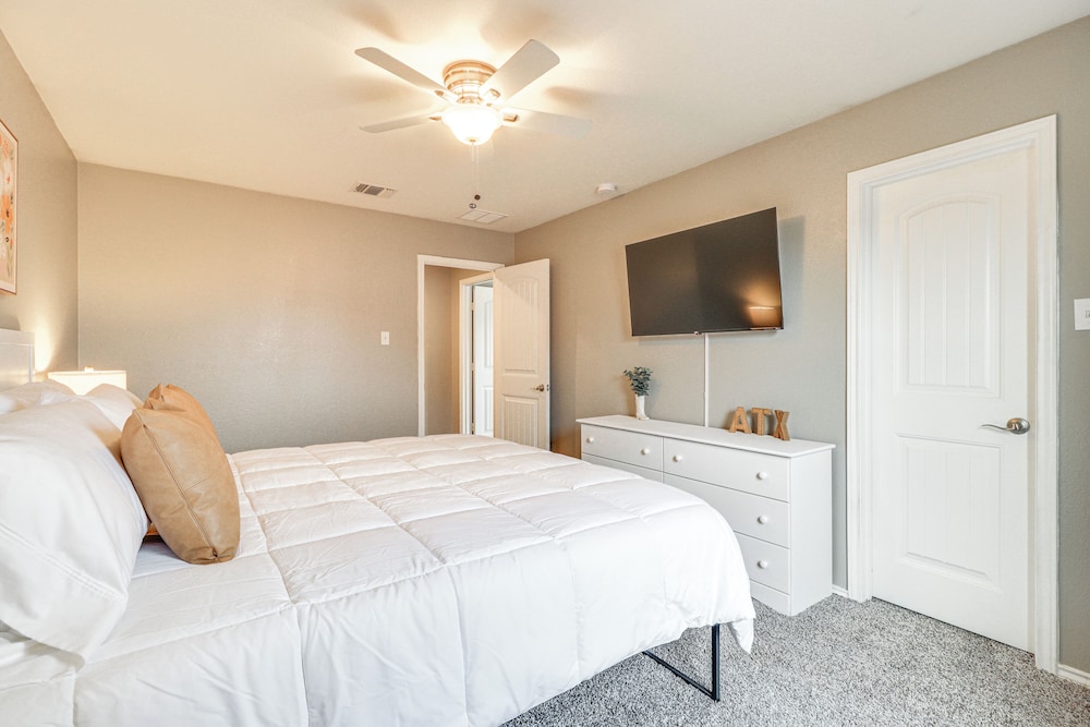 10 Mi to Dtwn Austin: Family Home w/ Communal Pool