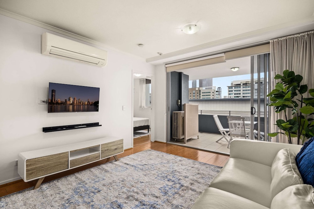 South Brisbane 2BR Apt With Gym & Sauna Access