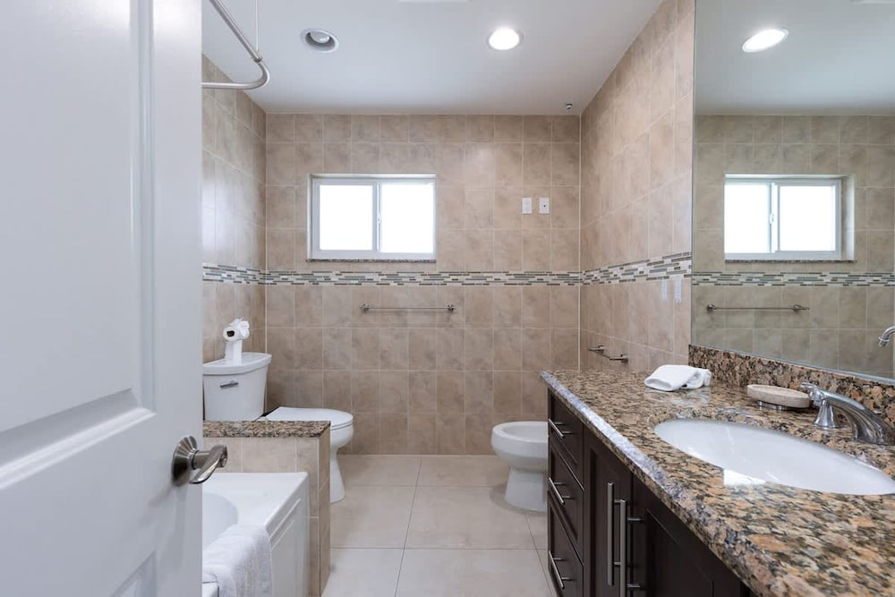 Welcome to Your Fort Lauderdale Retreat 2bed 2bath