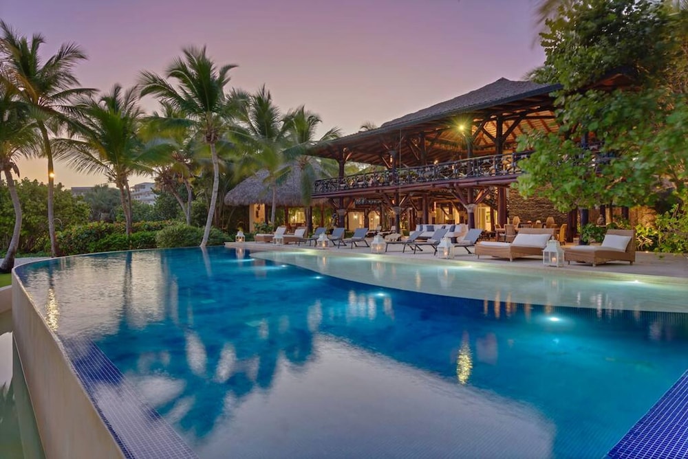 6 BR Beachfront Lush Oasis