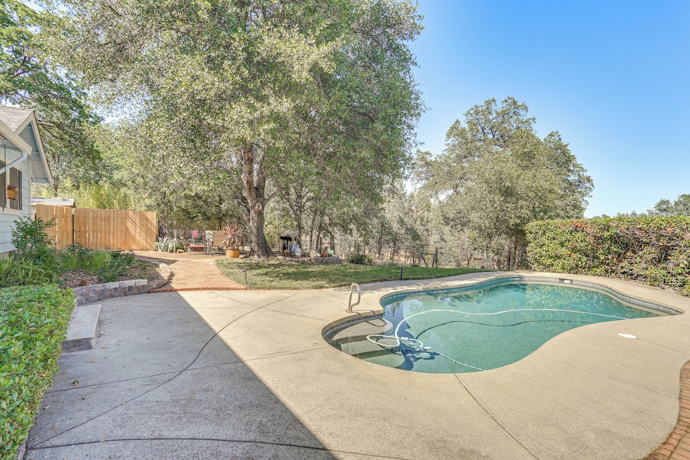 8-acre Retreat: Pool & Stunning Mt Lassen View!