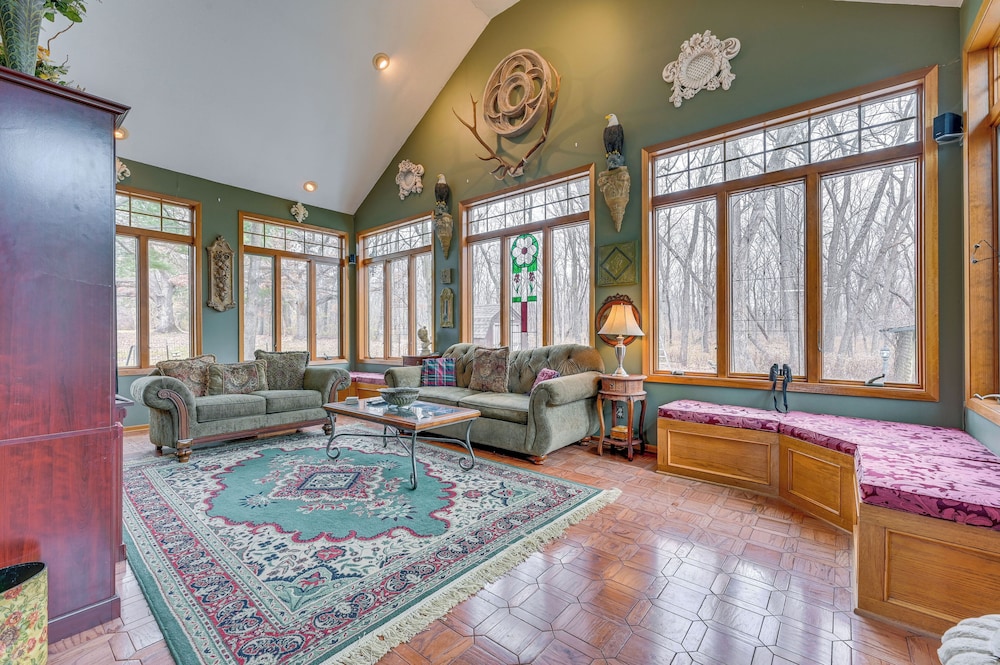 Walk to Saylorville Lake: Spacious Home w/ Deck!