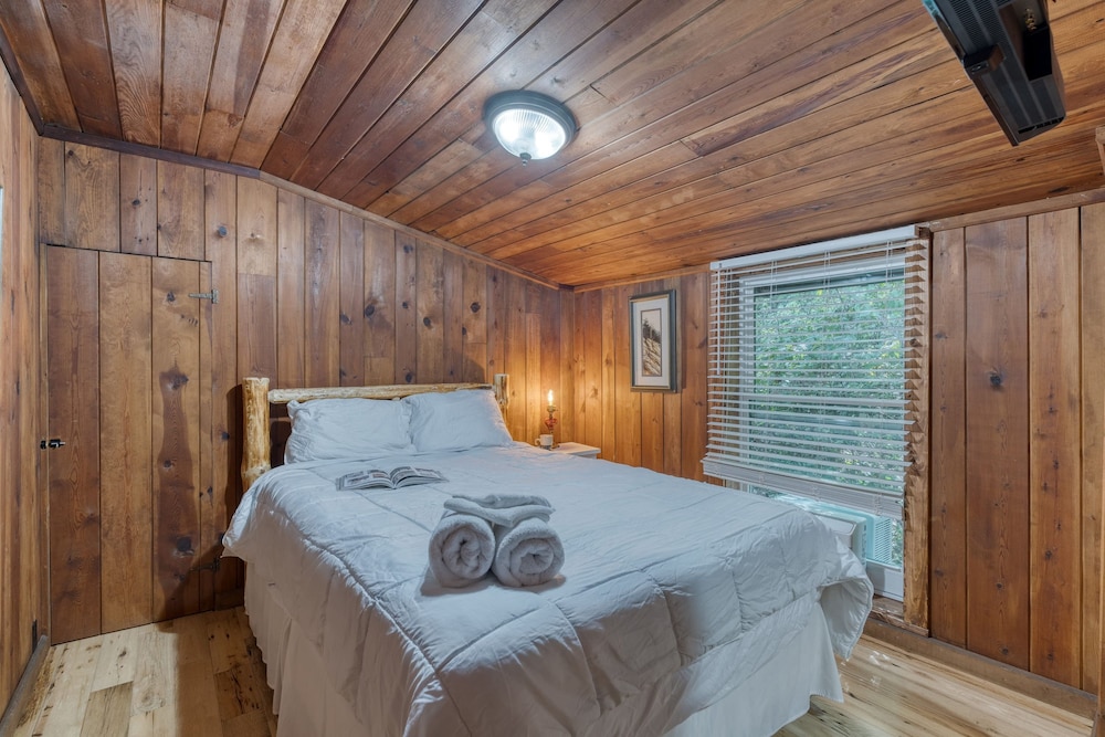 Riverwood Gatlinburg Pigeon Forge Cabin w River Views