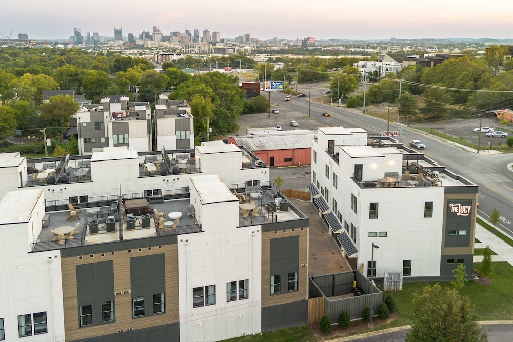Rooftop Hot Tub Skyline Views Near Broadway