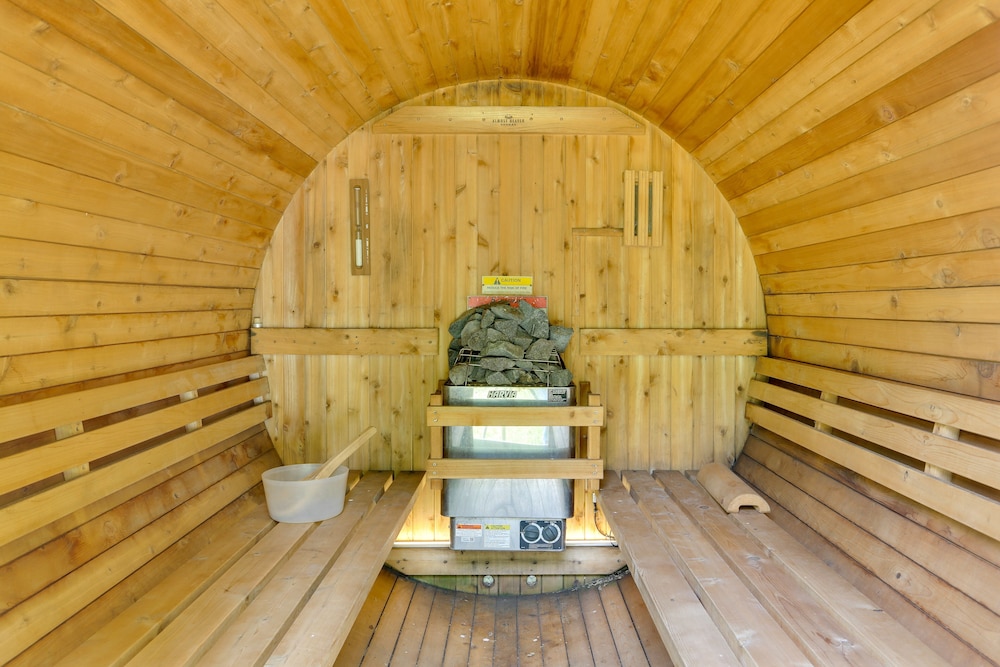 Unique Ferndale Retreat: Sauna, Deck & Home Gym!