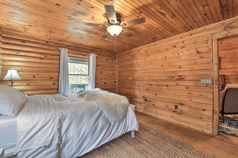 Cozy Blue Ridge Mountain Cabin on 18 Acre Lot view 5