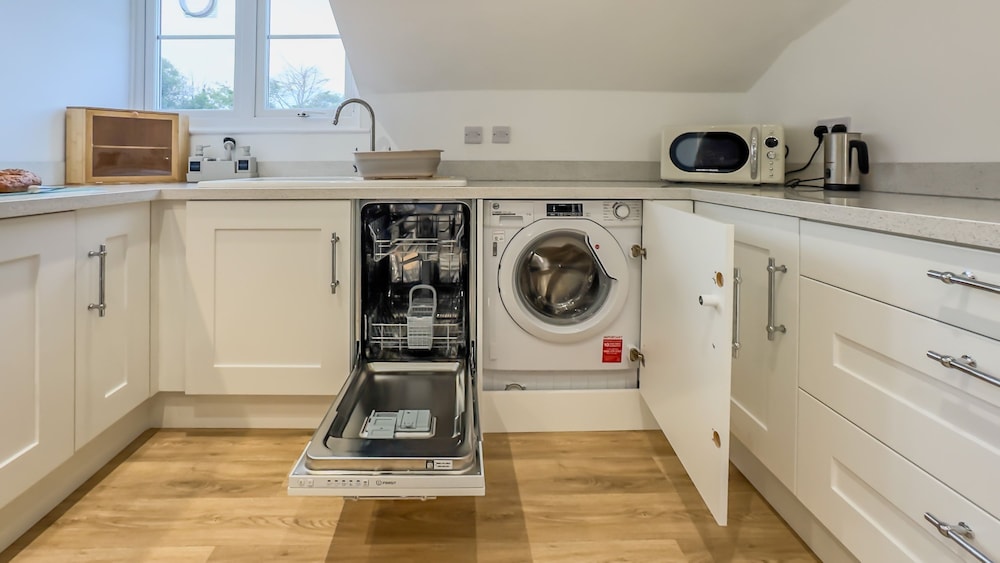 Elegant 2BR Broadstairs Coastal Escape by Adliv