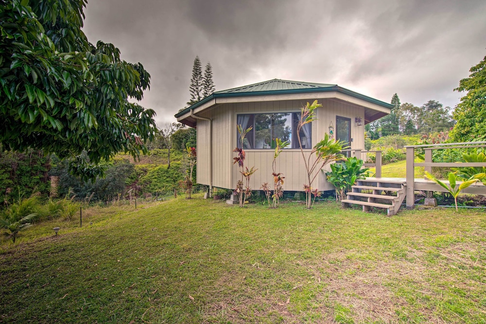 Hilo Couples Retreat  6 Miles to Honoli'i Beach! - Property Image 4