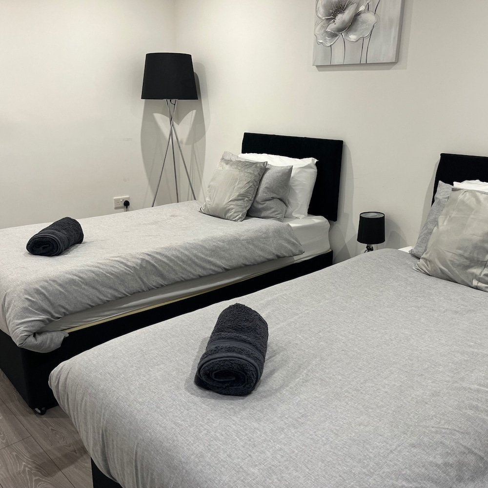 Sleek, Sleeps 6 Sunset Views, Family Friendly