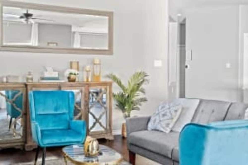 Large 3BD 2BR Lower Bishop Arts Near Downtown Dallas
