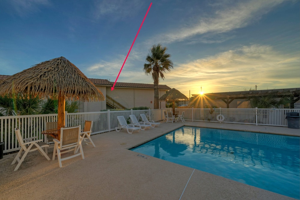 Pour Me a Vacation Mins to Beach Community Pool Tennis Court Private Balcony