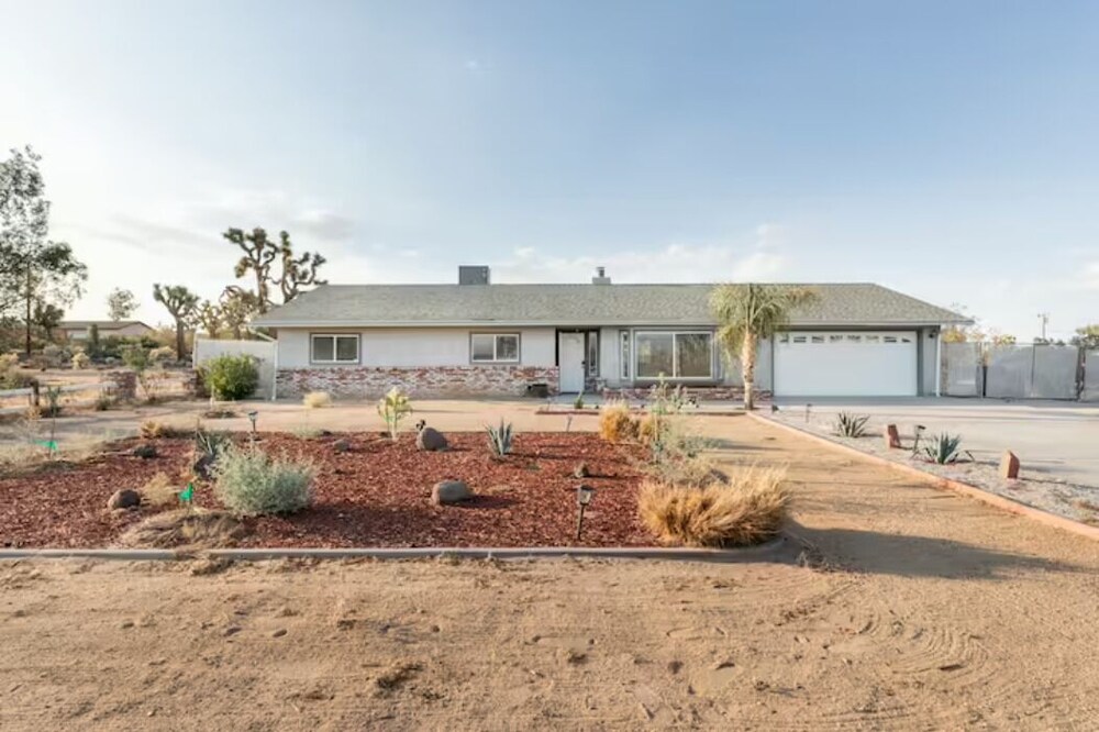 High Desert Dream Home With In Ground Pool And Hot Tub! 3 Bedroom Home by RedAwning