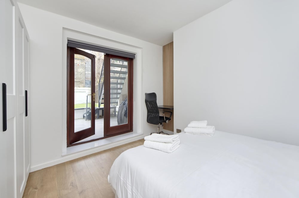 Beautiful Battersea Garden Flat by Underthedoormat
