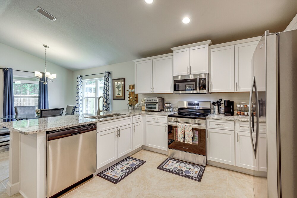 15 Mi to UF: Home w/ Furnished Porch in Alachua!