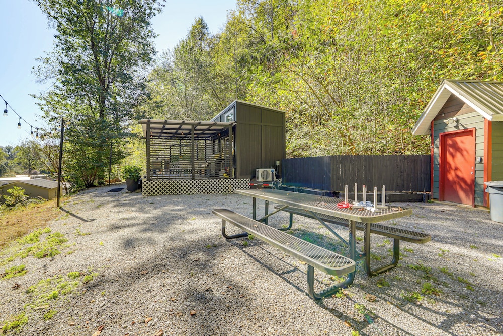 Blue Ridge Mountain Tiny Home: Escape to Nature!