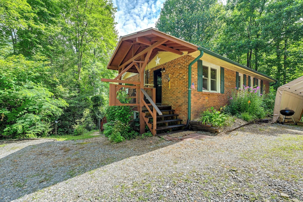 Unique & Artsy Cabin w/ Mountain Views!