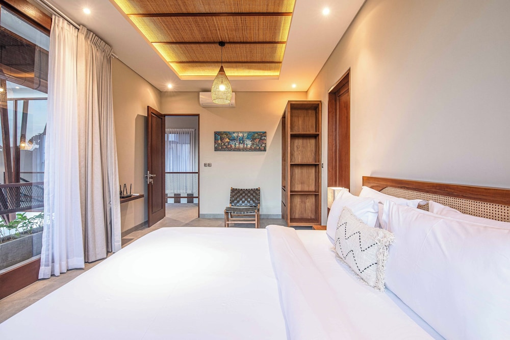 Luxury 5-bedroom Canggu Beach Villa With Scenic Ri