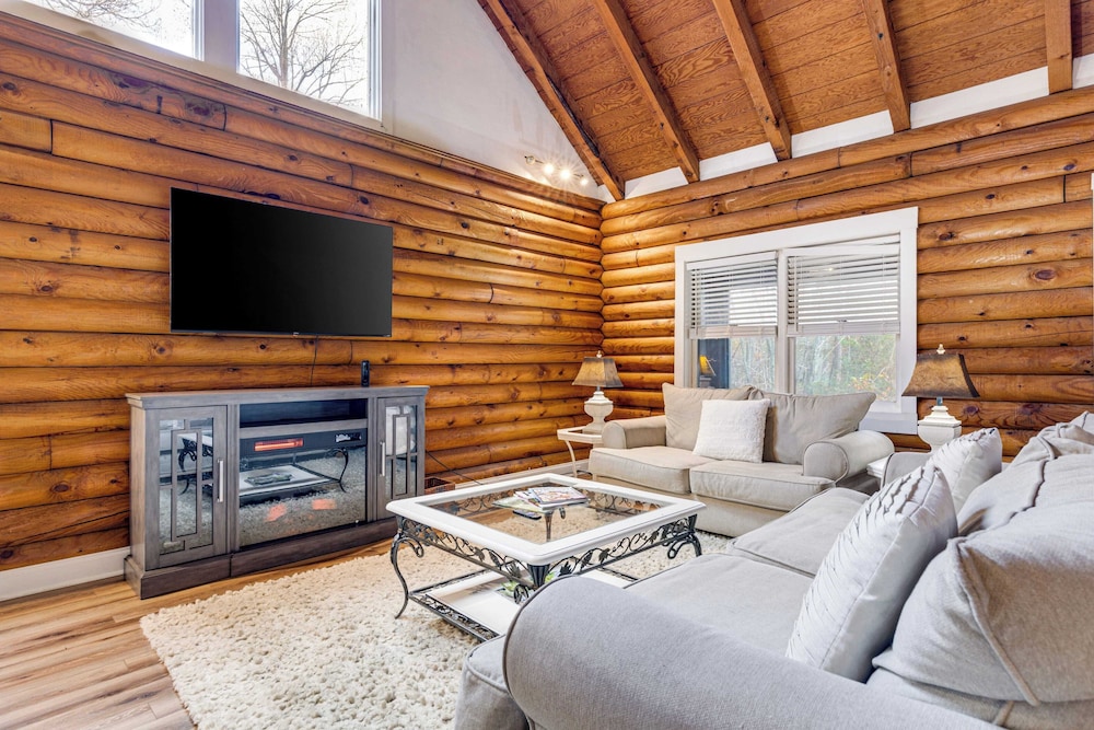 Artful Craftsman Hot Tub, Firepit, and Pond Gatlinburg + National Parks