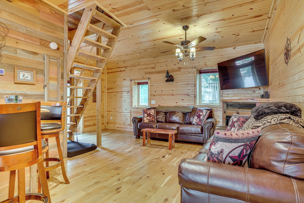 Steps to Marina & Beach: Couples Cottage in Pepin