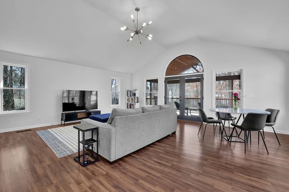 Chamblee Retreat 3BR Home w Spacious Porch