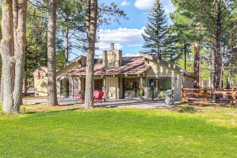 Golf Course Getaway & Hot Tub Haven in Pinetop!