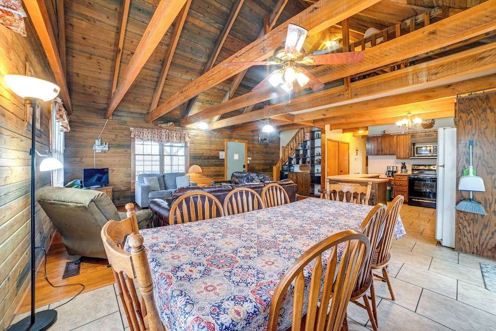 Game Room & Decks: Family Cabin in Springville!
