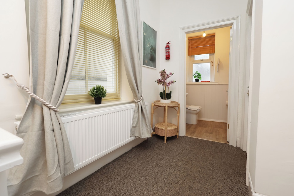 Cardiff Guesthouse & On-Street Parking