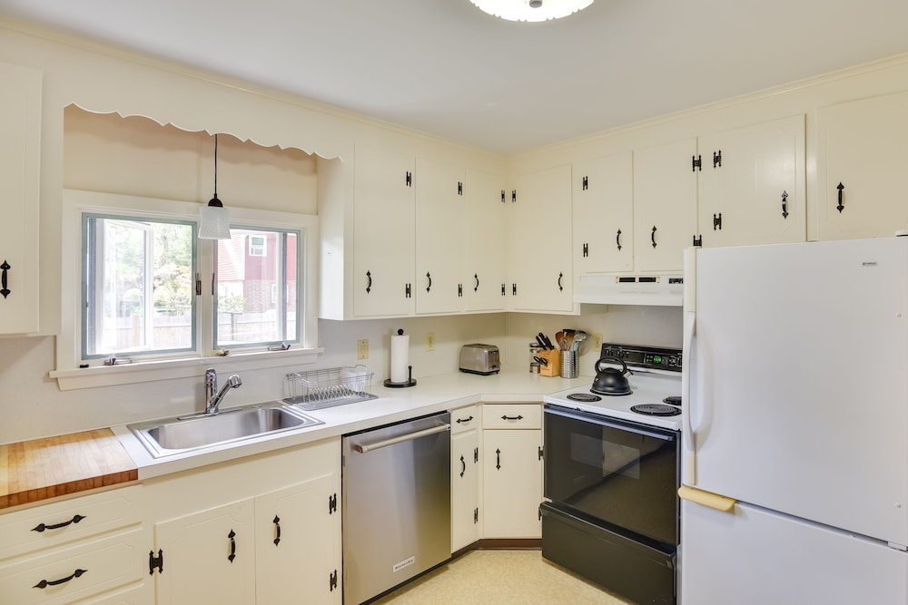 Home in Narragansett w/ Beach Access!