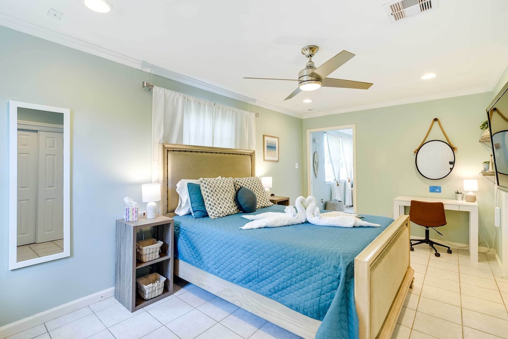 1 Block to Beach: Galveston Coastal Cottage