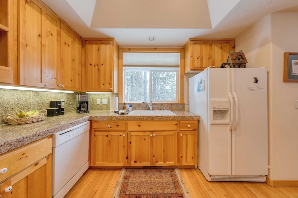Pinewood Lodge by Avantstay Cozy Cabin Near Ski Resorts & Hiking