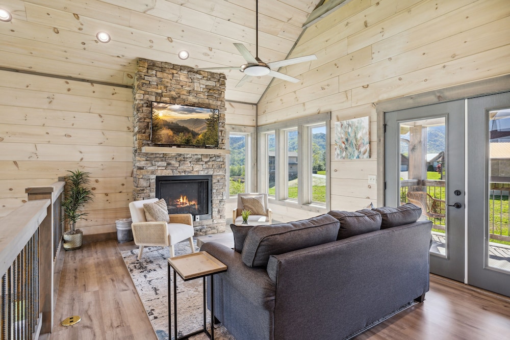 Peaceful Pastures 4 Bedroom Cabin by RedAwning view 2