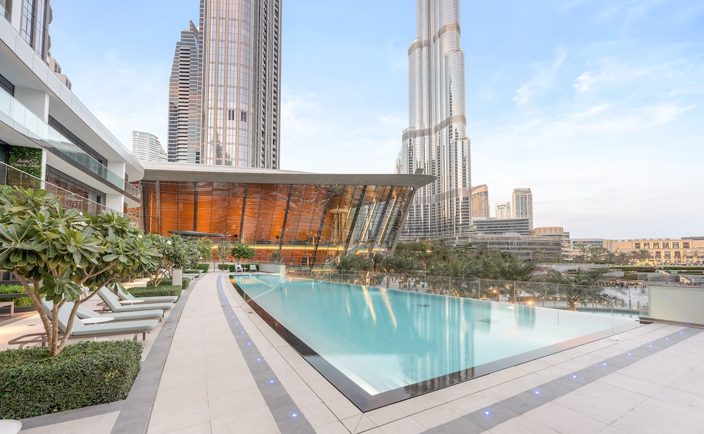 SML Vacation Homes - Sky High Apartments with Burj Khalifa and Dubai Fountain Views @ Grande Signature, Downtown Dubai