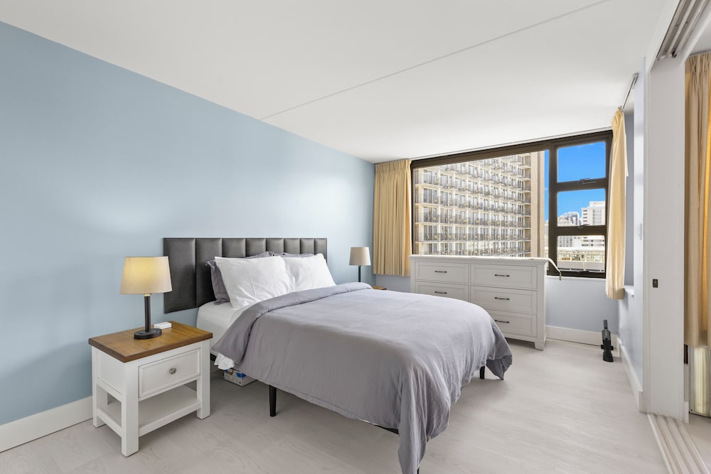 Waikiki Banyan 1BR