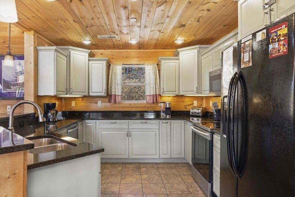 Eagle's Nest - 3 Bedrooms, 3.5 Baths, Sleeps 10 Home by RedAwning