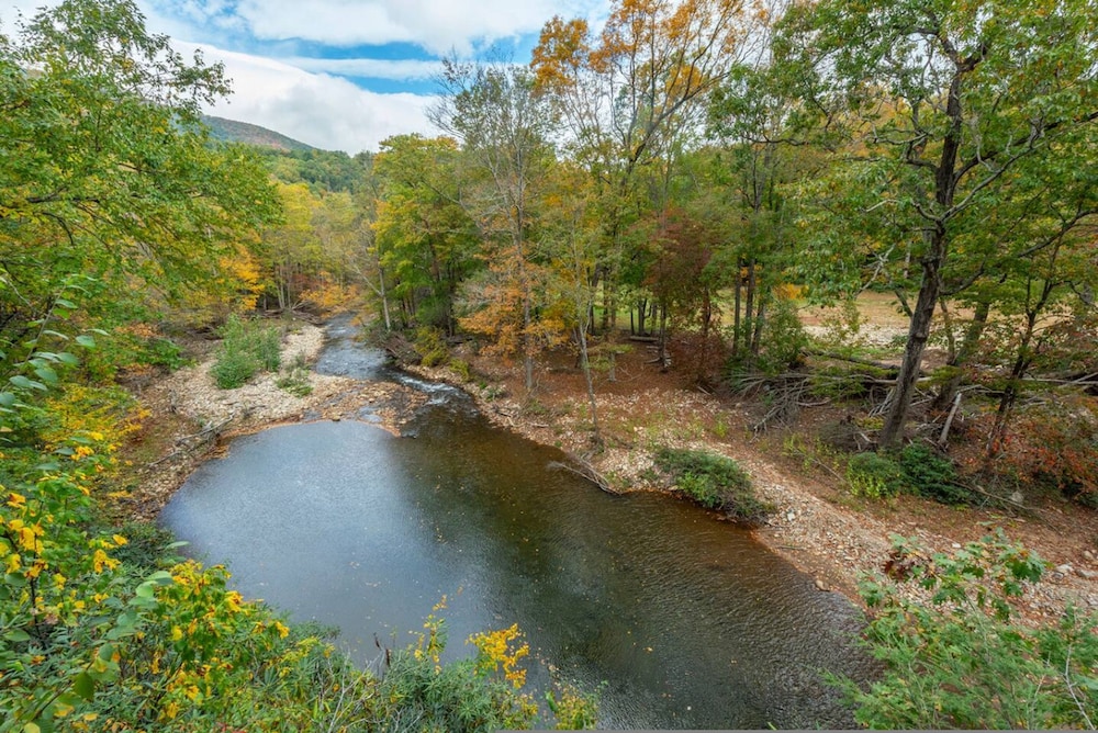 Riverfront Sanctuary Your Mountain Getaway