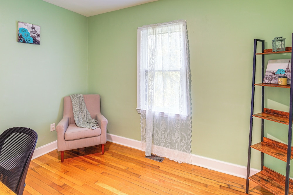 Walk to Main Street! Home in Historic Jonesborough