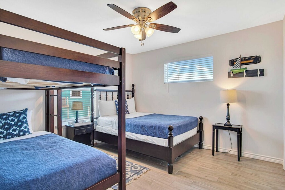 Purple Parrot by Avantstay Heated Pool, Beach Access & Central Port A Location