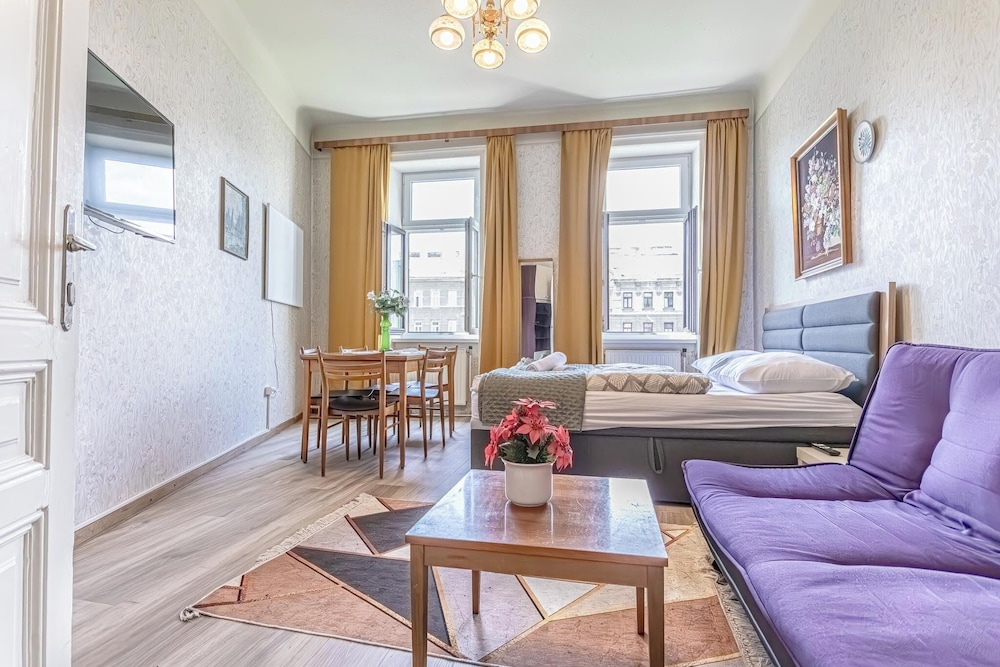 Stylish 2BR Apt Garden Modern Comforts