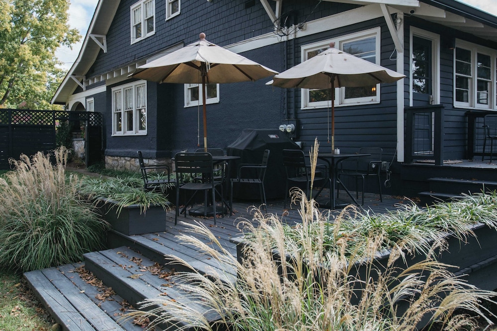 East Nashville Retreat w/ Fireplace, Backyard Firepit, Outdoor Dining & Minutes From Downtown Music, Food & Nightlife Chapel House by Avantstay