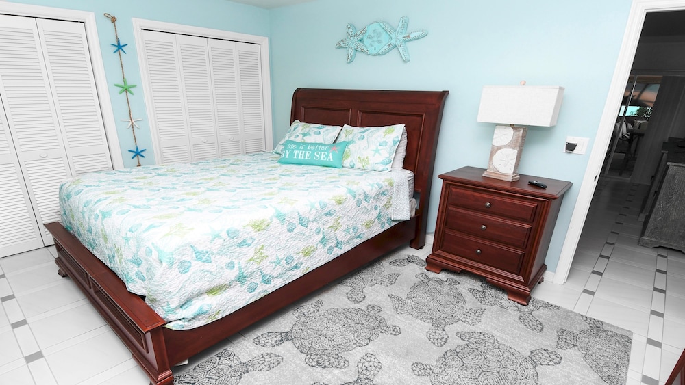 Love Bird Canalfront Villa Lounge Terrace Heated Pool pet Friendly