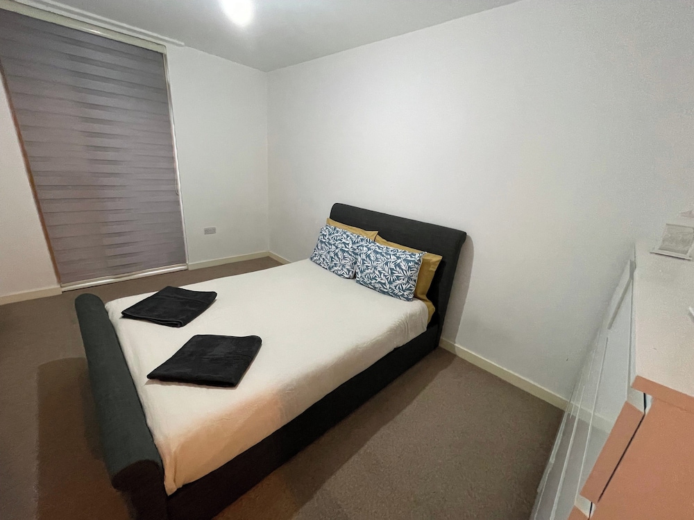 2 Bed-sleeps4-parking-balcony-nearcitycentre