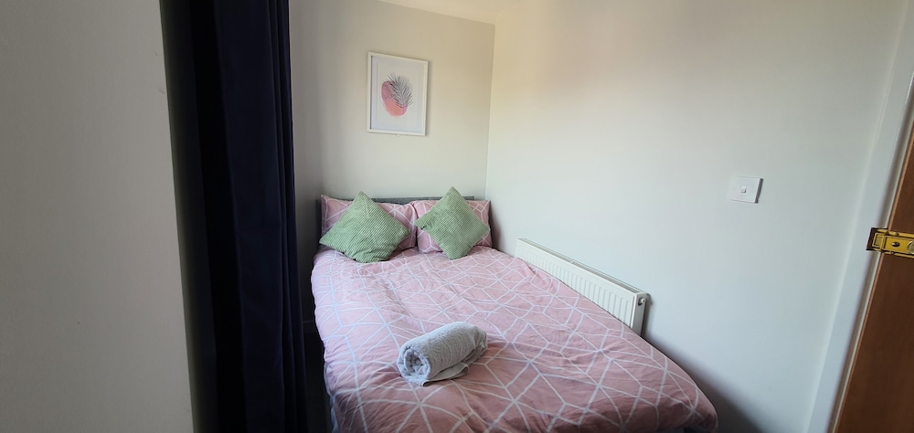 Room in Guest Room - Big Double Room in Stoke City view 2