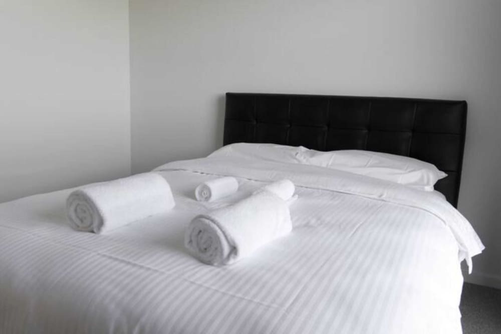 New Spacious 2 Bedroom With Gorgeous City Views view 5