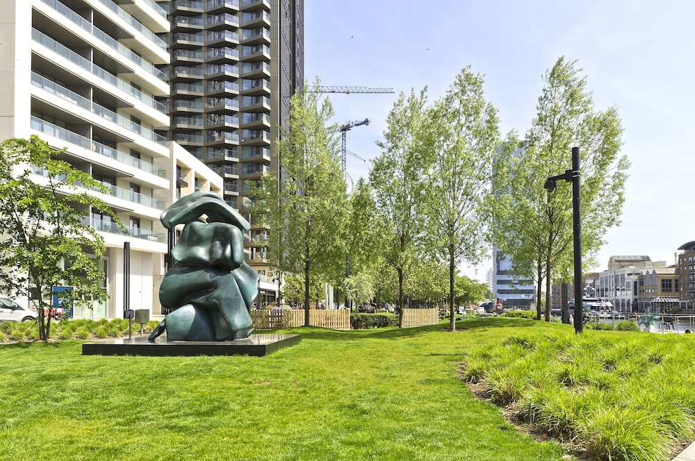 Luxury Waterfront Studio in Canary Wharf by Underthedoormat