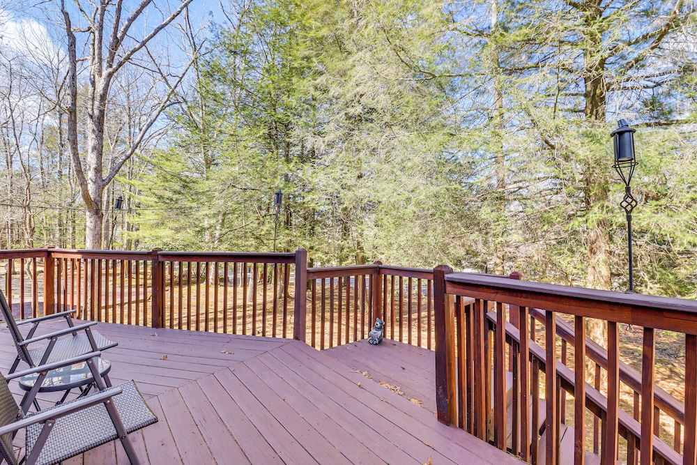 Walk to Lake Harmony: Family Retreat w/ Decks!
